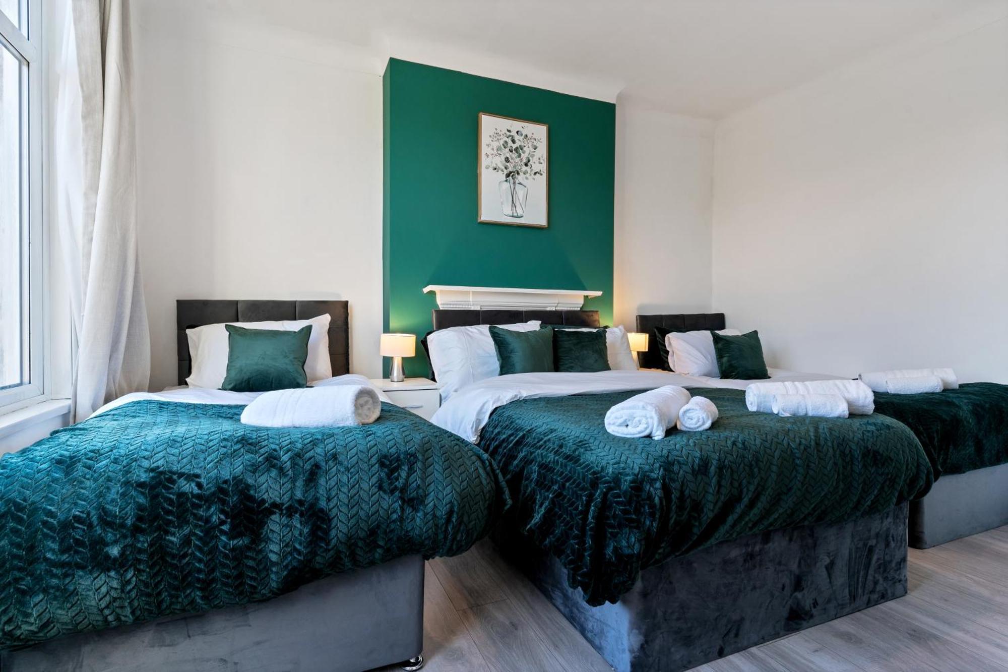 Stylish 2 Bed Near Apartament *