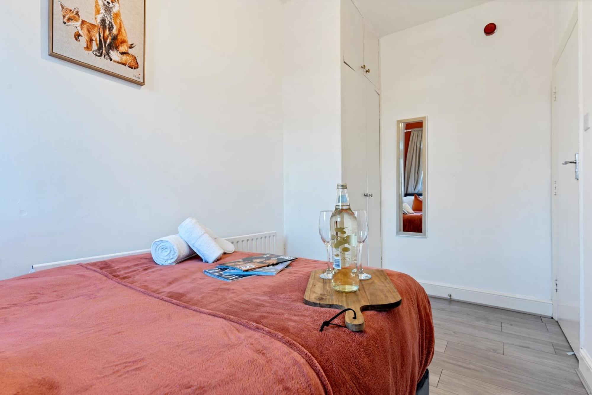 Apartament Stylish 2 Bed Near